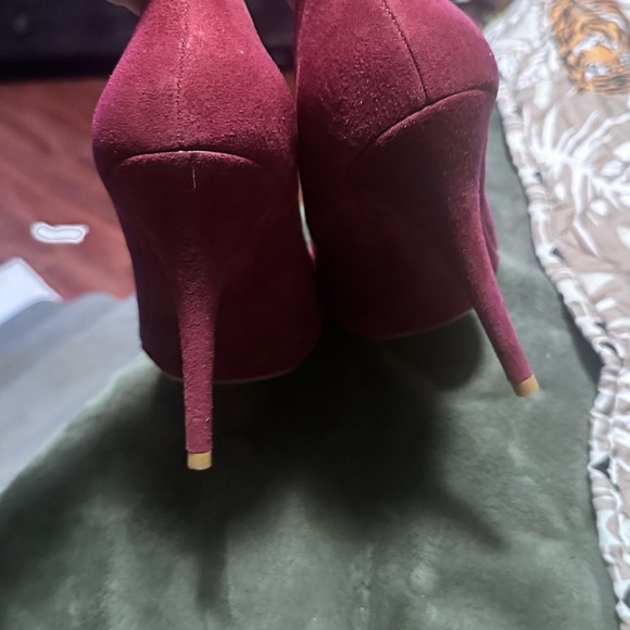 Pour La Victoire Women's Pink Suede Pumps - Picture 3 of 4